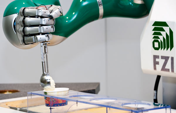 Der FZI-Eisroboter "AISRob" gibt auf der Langen Nacht der Wissenschaften Speiseeis aus.