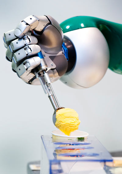 Dank seiner Fünf-Finger-Hand kann der FZI-Eisroboter "AISRob" eine Kugel Eis formen und servieren.