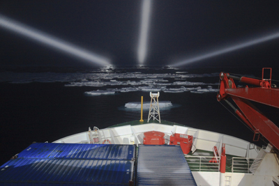 In der Dunkelheit sorgen die Scheinwerfer dafür, dass Polarstern sich einen Weg durch das Meereis suchen kann.