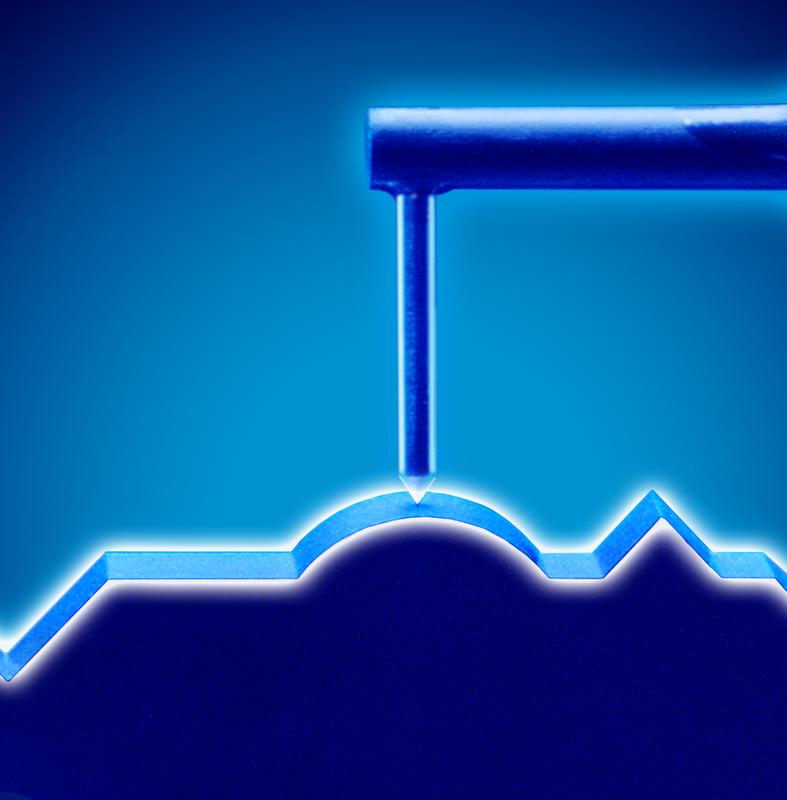 Vereinfachte Darstellung eines Tasters, der die Oberfläche eines Bauteils abfährt. Um die Höhe auch kleinster Bauteile aus Polymeren exakt messen zu können, brauchen Hersteller ein neues Verfahren. 