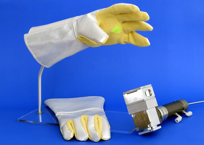 Für die Arbeit mit Hochleistungslasern konzipierte passive Schutzhandschuhe (hier als Prototyp)