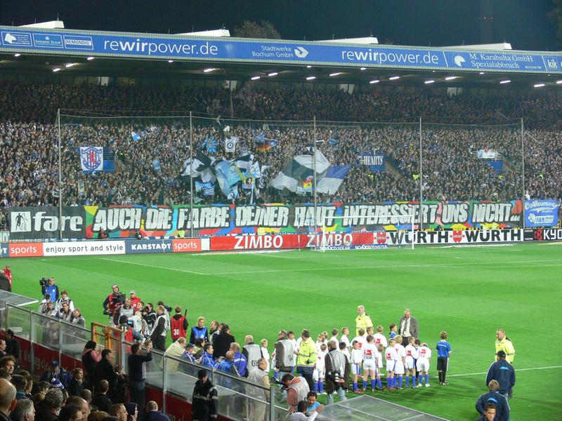 Auch die Farbe Deiner Haut interessiert uns nicht ...: Aktion der VfL-Fans im Bochumer Stadion