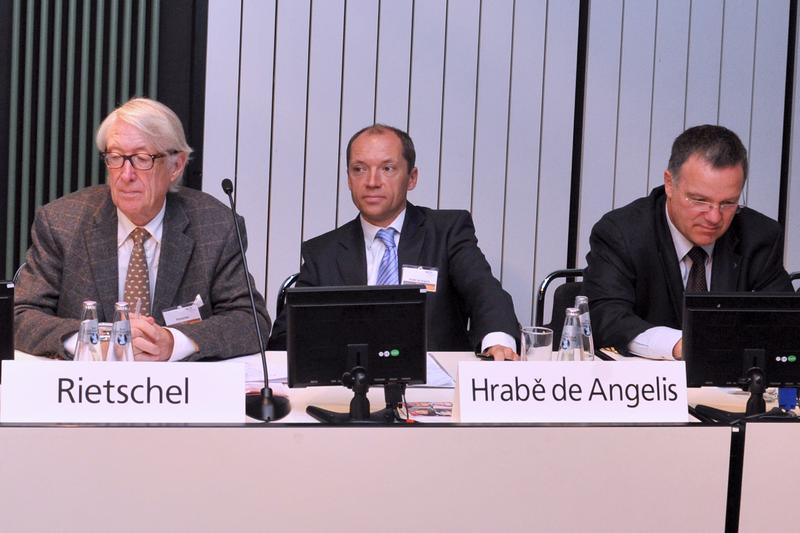 Es diskutierten am Podium Prof. Rietschel (Berliner Instituts für Gesundheitsforschung (BIG), Prof. Hrabé de Angelis (Deutsches Zentrum für Diabetesforschung (DZD), Helmholtz Zentrum München und TU München), Prof. Busch (Bayer Healthcare) - vlnr. Nicht am Bild Prof. Requardt (Siemens), Prof. Wiestler (DKFZ Heidelberg) und Prof. Krömer (Universität Göttingen). 