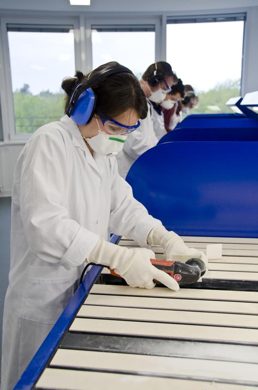 Um die Besonderheiten des Werkstoffs FVK kennenzulernen, sind praktische Übungen in den Faserverbundkunststoff-Lehrgängen des Kunststoff-Kompetenzzentrums des Fraunhofer IFAM unerlässlich. 