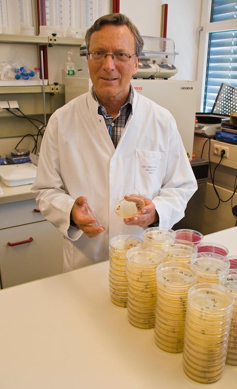 Prof. Dr. Axel Kramer im Labor