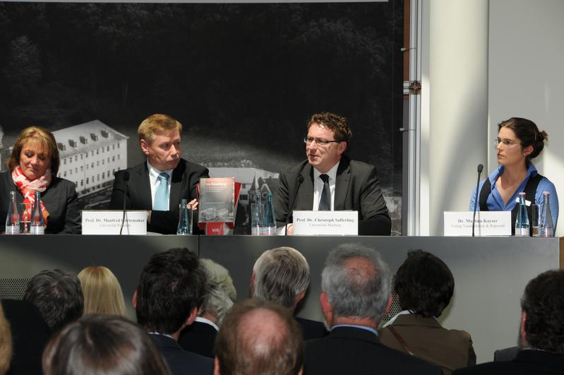 Auf dem Podium im Berliner im Bundespresseamt (von links): Bundesjustizministerin Sabine Leutheusser-Schnarrenberger neben den Leitern der Kommission, Professor Dr. Manfred Görtemaker (Potsdam) und Professor Dr. Christoph Safferling (Marburg) sowie Ulrike Schermuly, Pressesprecherin des Verlags Vandenhoeck & Ruprecht 