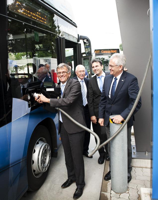 Eröffneten die Wasserstoff-Tankstelle am KIT: Helmfried Meinel, Ministerialdirektor im baden-württembergischen Umweltministerium (links) und KIT-Vizepräsident Dr. Peter Fritz (rechts)