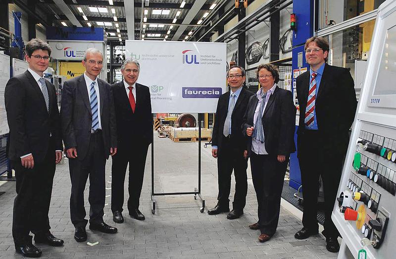 (v.li.) Prof. Andreas Menzel (Dekan der Fakultät Maschinenbau der TU Dortmund), Christophe Aufrère (Vice President Group Technology Strategy, Faurecia), Prof. A. Erman Tekkaya (Leiter des IUL), Dr.-Ing. Hosen Sulaiman (Manager Metal Forming, Faurecia), Dr. Claudia Keidies (Wirtschaftsförderung Dortmund), Dr.-Ing. Matthias Hermes (Geschäftsführer ReCIMP) bei der Eröffnung des Projekts an der TU Dortmund.