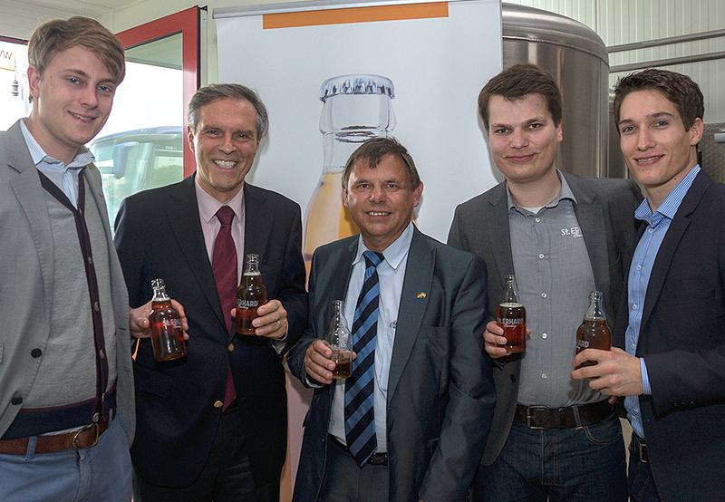 Deutsches St. ERHARD-Bier für Indien. V.l.n.r.: Thies Dibbern (St. ERHARD), Günter Wiskot (Business Angel), S.E. Michael Steiner (Deutscher Botschafter in Indien), Christian Klemenz sowie Vincent Osterloh (beide St. ERHARD) / Foto: St. ERHARD