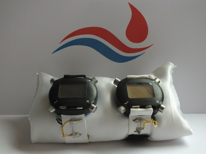 Erste Prototypen der «Blutdruck-Uhr» mit dem Empa-Band aus piezo-resistiven Fasern.