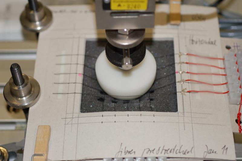 Die Fasern für die Messung des Anpressdrucks werden an der Empa hergestellt. Durch die einzelnen Fasern fliesst ein konstanter Strom; dehnen sich die Fasern, ändert sich ihr elektrischer Widerstand.
