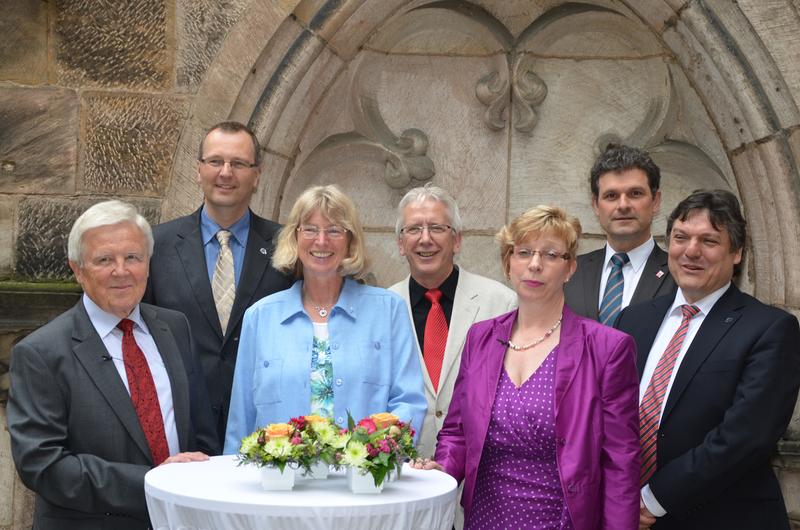 Dr. Jürgen Radloff (von links), Dr. Clemens Helf, Dr. Jutta Weisel, Prof. Dr. Peter Schirmbacher, Prof. Dr. Susanne Lin-Klitzing, Dr. Werner Nickel und Prof. Dr. Joachim Schachtner stellten sich beim Jubiläum im Innenhof der Alten Universität zum Gruppenbild. 