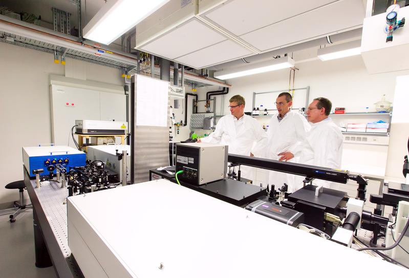 Prof. Dr. Marius Grundmann (links), Prof. Dr. Detlev Belder (Mitte) und Prof. Dr. Roger Gläser im Laser-Labor des Technikum Analytikum. 