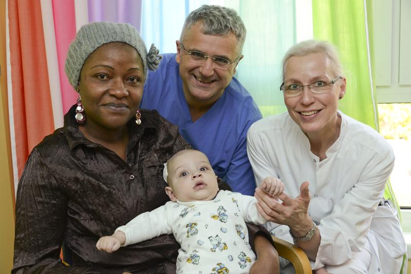 Colin darf nach Hause Hause entlassen werden. Mama Sharon Lukas (l.) dankt den Oberärzten, die den notwendigen Eingriff im Bad Oeynhausener Zentrum für Angeborene Herzfahler gemeinsam durchführten: Privatdozent Dr. Nikolaus Haas und Dr. Ute Blanz (r.)