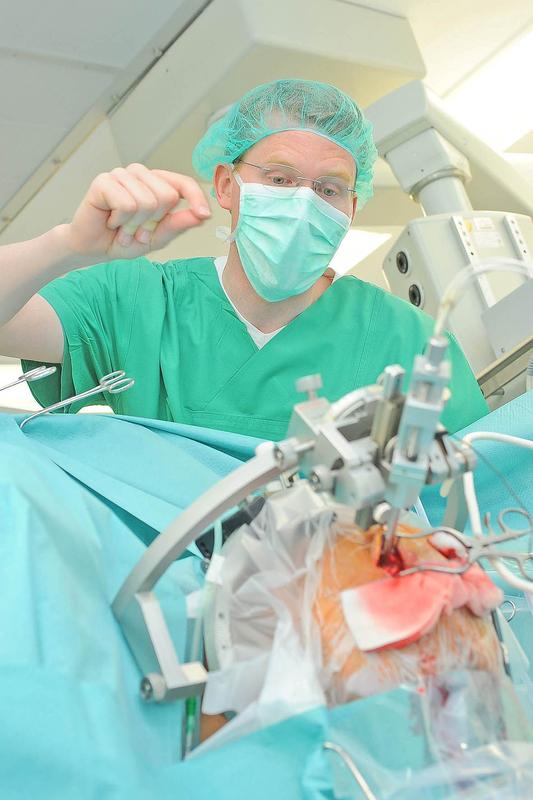 Prof. Dr. Lars Timmermann im OP