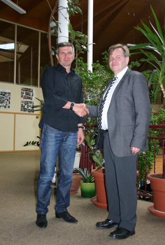 Schulleiter Dr. Stefan Küchler (l.) und Prof. Dr. Georg Westermann, Prorektor für Forschung und Internationales, besiegelten die Unterzeichnung des Kooperationsvertrages mit einem symbolischen Handschlag.