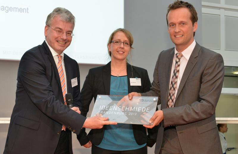 Prof. Dr. Daniel Baier, Katrin Baumert und Dr. Rolf Strittmatter bei der Abschlussprämierung des BPW 2013 