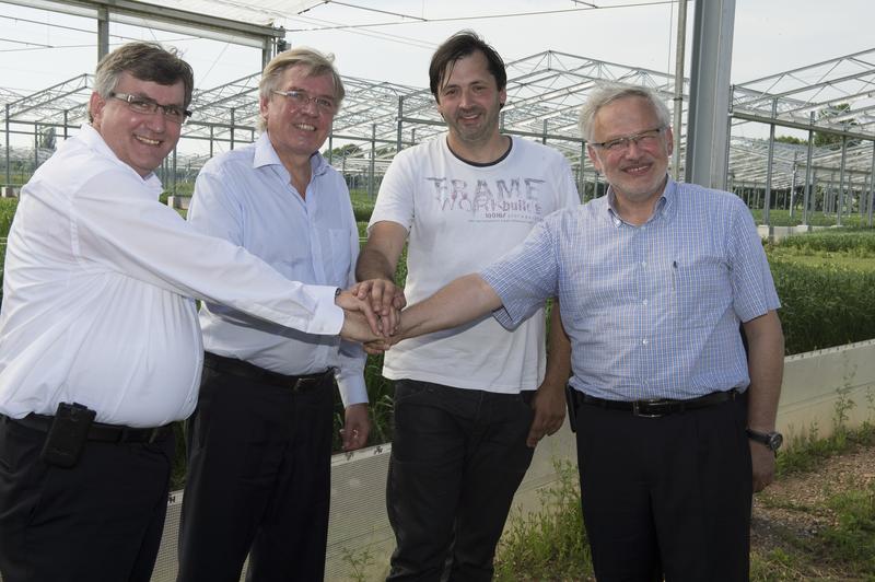 Symbolischer Start des einzigartigen Langzeitexperiments GCEF: v.l.n.r: MinDirig Wilfried Kraus (Bundesministerium für Bildung und Forschung), Hartmut Möllring (Minister für Wissenschaft und Wirtschaft des Landes Sachsen-Anhalt), Dr. Martin Schädler (wissenschaftlicher Koordinator der GCEF) und Prof. Dr. Georg Teutsch (Wissenschaftlicher Geschäftsführer des UFZ) 