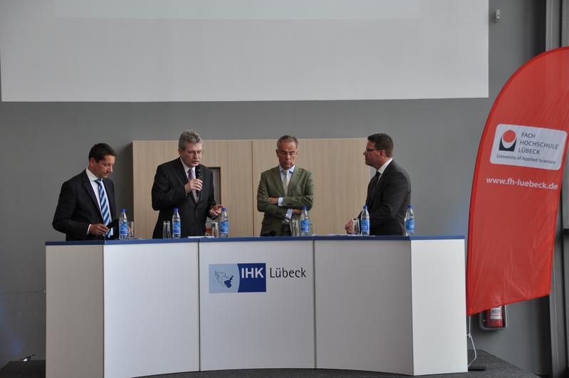 Startschuss: v.l.: Lars Schöning amt. IHK-GF, FH Präsident Stefan Bartels, Uni Präsident Peter Dominiak und Thomas Waldner, IHK