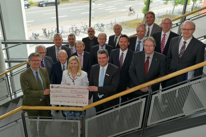 Finanzielle Unterstützung für die Versorgungsforschung: Universitätspräsidentin Prof. Dr. Babette Simon mit Oldenburgs Oberbürgermeister Prof. Dr. Gerd Schwandner (links) und Landrat Jörg Bensberg (rechts) sowie mit den Vertretern der Arbeitsgemeinschaft der Landkreise und kreisfreien Städte Weser-Ems und mit den Dekanen der Medizinischen Fakultät Dr. Josef Lange (2.v.l.) und Prof. Dr. Erik Harms (4.v.l.). 
