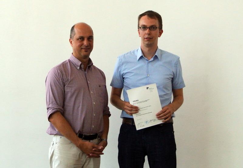 Thomas Schmaus (r.) verstärkt ab sofort das Professorenteam des Studium Generale der Alanus Hochschule für Kunst und Gesellschaft. Rektor Marcelo da Veiga überreichte ihm in der gestrigen Senatssitzung die Ernennungsurkunde. 