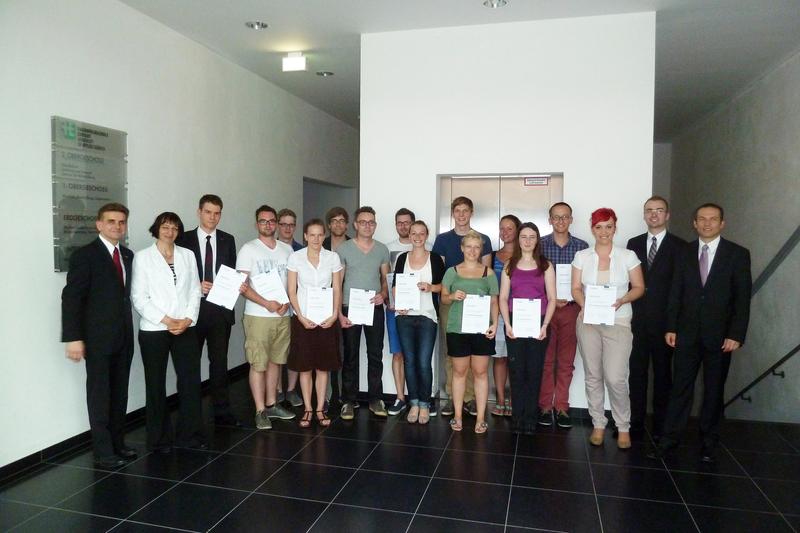 Die neuen DeutschlandstipendiatInnen der FH Erfurt mit FH-Vizepräsident Prof. Dr. Frank Bohlander (li.), FH-Präsidentin Prof. Dr. Kerstin Wydra (2.v.li.) sowie den Förderern René Gutjahr (IHK, 2.v.re.) und Jens Sturm (DKB, re.)
