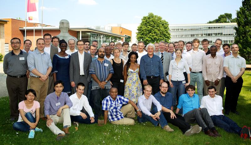 HPI-Stifter Prof. Hasso Plattner mit dem Team der HPI Research School aus Potsdam, Kapstadt, Haifa und Nanjing