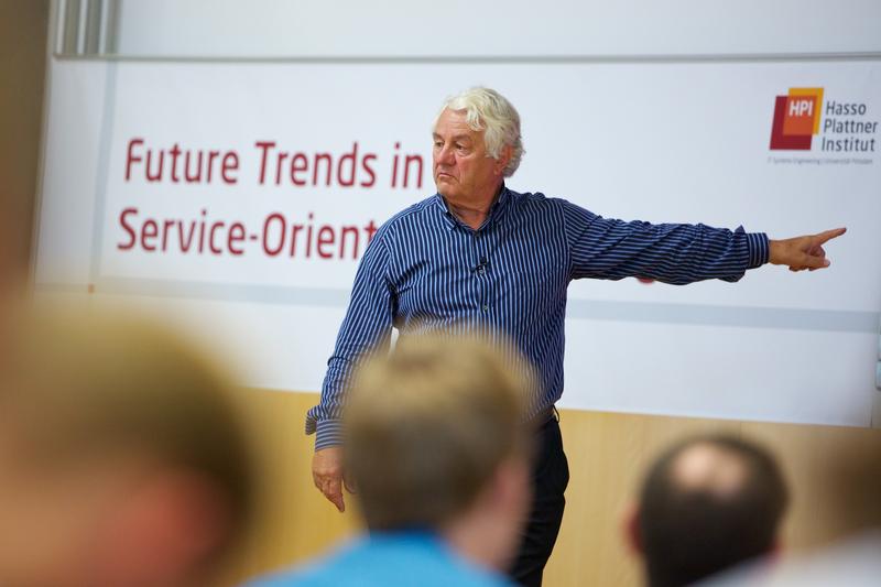 Wies den Weg in die Zukunft des In-Memory Data Managements: HPI-Stifter Prof. Hasso Plattner auf dem Symposium 2013 der HPI Research School