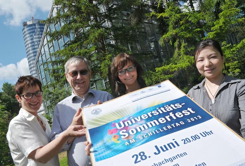 Sie freuen sich auf das Universitäts-Sommerfest (v. l.): Sammlungsbeauftragte Dr. Tilde Bayer, Rektor Prof. Dr. Klaus Dicke, Sommerfest-Organisatorin Dr. Isabelle Mehlhorn und Renke He, eine von zahlreichen internationalen Doktorandinnen und Doktoranden der Uni Jena. 