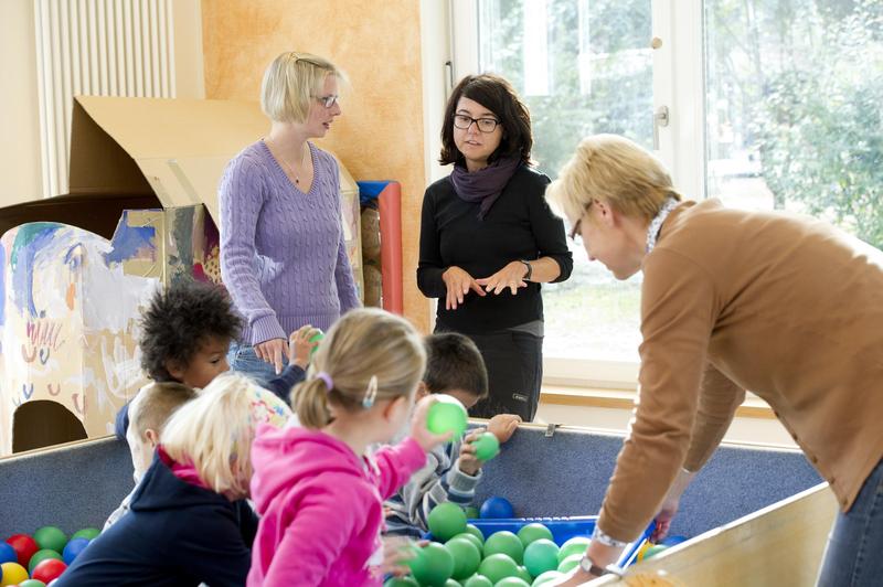 Prof. Dr. Anke König (Mitte) untersuchte mit BISKO Lernsituationen von Vorschulkindern.
