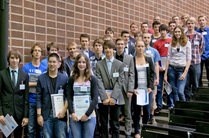 In einer Feierstunde an der Saar-Uni wurden die besten saarländischen Abiturientinnen und Abiturienten im Fach Physik ausgezeichnet.