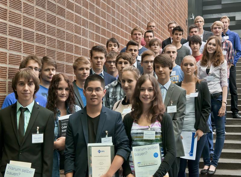 Alle Preisträger werden für ein Jahr Mitglied in der DPG und erhielten eine vom Präsidenten der DPG unterzeichnete Ehrenurkunde. Die Besten unter den besten Physik-Abiturienten erhielten außerdem Buchpreise.