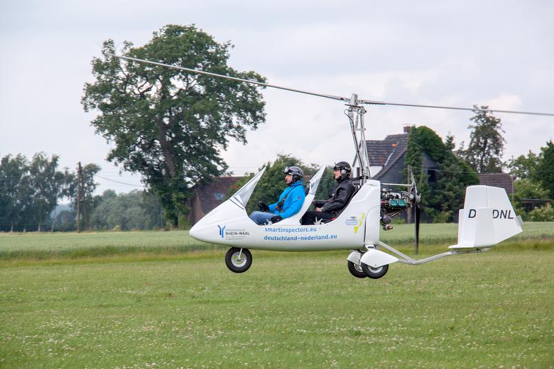 Prof. Dr.-Ing. Rolf Becker, Sprecher des Projekts SMART INSPECTORS, beim Jungfernflug im neuen Forschungsflugzeug der Hochschule Rhein-Waal.