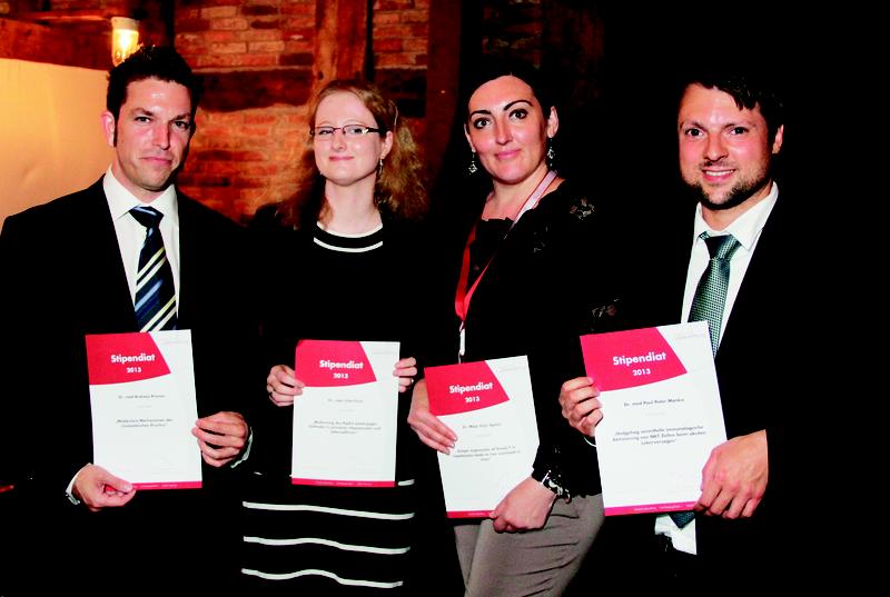 Stipendiaten der Deutschen Leberstiftung 2013 – Urkundenverleihung auf dem 10. HepNet Symposium  (v. l. n. r.): Dr. Andreas Kremer, Dr. Julia Fürst, Dr. Maja Vujic Spasic, Dr. Paul Peter Manka