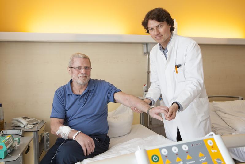 Dr. Matthias Pierer überzeugt sich davon, dass es Günter Pfeiffer gut geht. Der 63-Jährige hat seine schwere Erkrankung dank des Einsatzes der UKL-Mediziner überlebt.