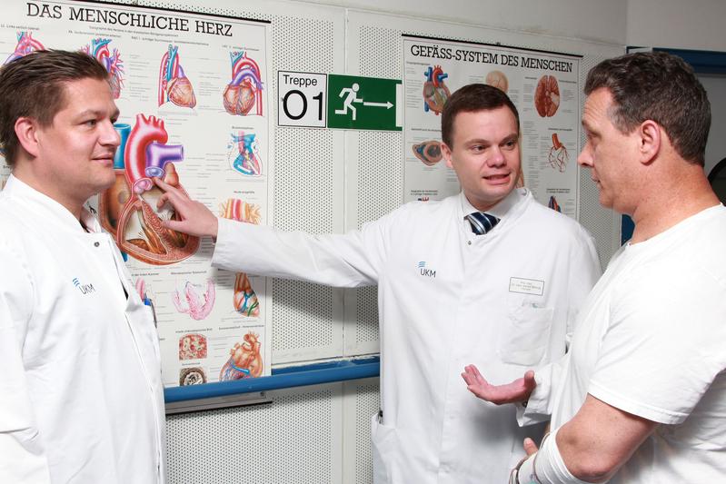 PD Dr. Christian Pott (links) und PD Dr. Gerold Mönnig (Mitte) aus der Abteilung für Rhythmologie des UKM mit dem Patienten Erasmo Zano