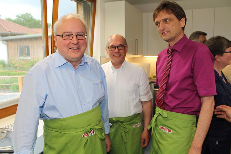 Hatten sichtlich viel Freude an der Zubereitung ihres Gerichtes: Generalvikar Theo Paul vom Bistum Osnabrück, Michael Grünberg vom Landesverband der Jüdischen Gemeinde und Hochschulpräsident Prof. Dr. Andreas Bertram