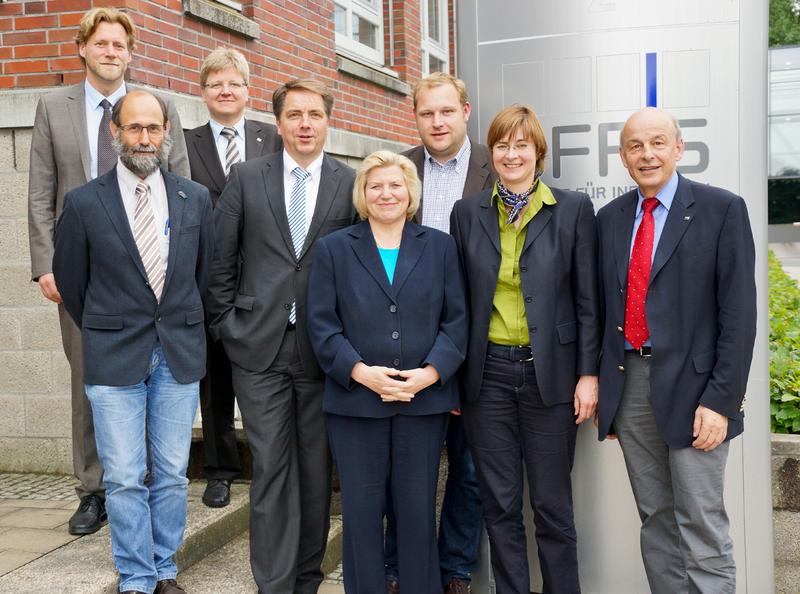 v.l.n.r.: Prof. Dr.-Ing. Andreas Hein (OFFIS), Joachim Kieschke (EKN), Dr. Wilfried Thoben (OFFIS), Jürgen Krogmann (MdL), Cornelia Rundt (Ministerin für Soziales, Frauen, Familie, Gesundheit und Integration), Ulf Prange (MdL), Dr. Thela Wernstedt (MdL), Prof. Dr. Dr. h.c. H.-Jürgen Appelrath (OFFIS)