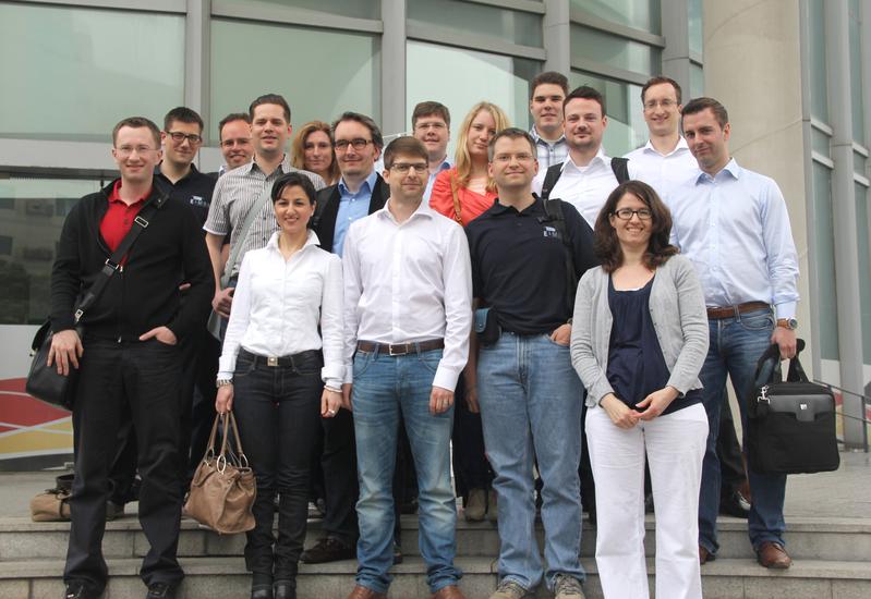 Die Teilnehmerinnen und Teilnehmer des 12. Mainzer Executive MBA-Programms und Geschäftsführerin Nicole Schneider (1. Reihe, r.) vor dem Chinesisch-Deutschen Hochschulkolleg in Shanghai