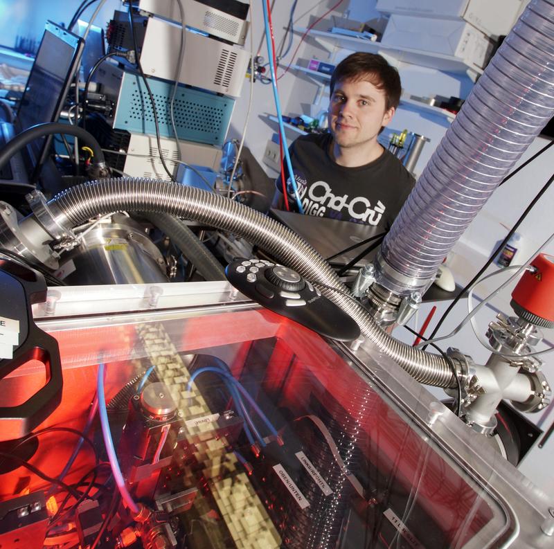 Doktorand Manuel Krebs ist Erstautor der aktuellen Publikation, in der Physiker der Uni Jena belegen, dass sie isolierte Attosekundenpulse mit einer Pulsfolgefrequenzen im Megahertz-Bereich erzeugen können.