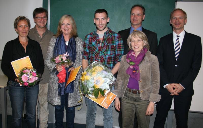 Erstmals geht der Henriette-Fürth-Preis an einen männlichen Absolventen im Studiengang Soziale Arbeit, Kevin Mertens (Mitte); v.l.n.r.: Heike Beck vom Fachbereich 4: Soziale Arbeit und Gesundheit der FH Frankfurt, Prof. Dr. Michael May vom Fachbereich Sozialwesen der Hochschule RheinMain, Prof. Dr. Margitta Kunert-Zier, Fb 4, Preisträger Kevin Mertens, Prof. Dr. Gero Lipsmeier, Dekan am Fb 4, Prof. Dr. Lotte Rose, Fb 4, FH-Präsident Dr. Detlev Buchholz.
