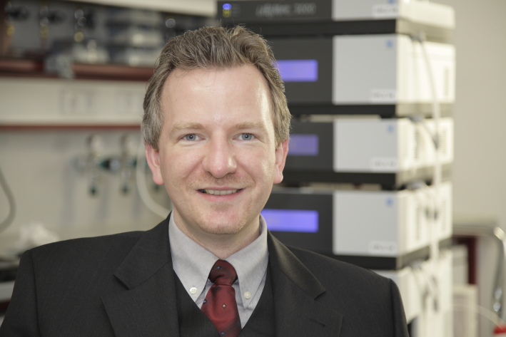 Professor Dr. Albert Sickmann im Proteomics-Labor