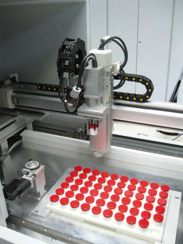 Ein kartesischer Roboter wechselt die Proben.