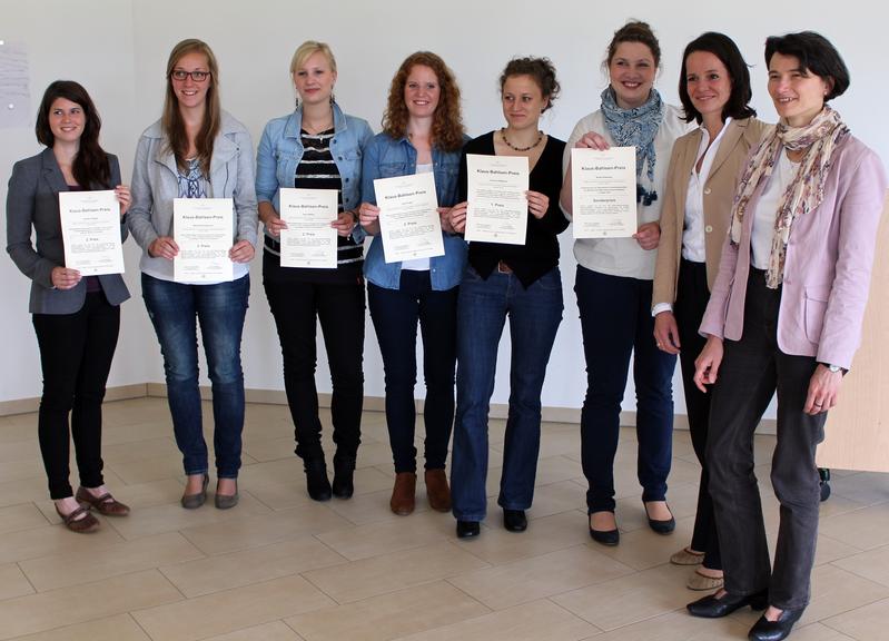 Sie haben mit ihren Arbeiten nachhaltig Eindruck hinterlassen: (von links) Carolin Klügel, Mareike Koopmann, Sara Willoh, Lisa Engel, Corinna Nieland und Anne Ewering. Sie erhielten ihre Urkunden von Dr. Sabine Schopp, geschäftsführendes Vorstandsmitglied der Rut- und Klaus-Bahlsen-Stiftung, und der Jury-Vorsitzenden Prof. Dr. Dorothee Straka von der Hochschule Osnabrück.