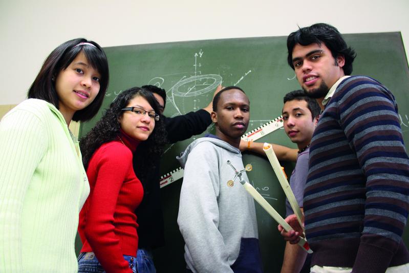 Gemeinsam lernen: Am Studienkolleg bereiten sich ausländische Studierende aus der ganzen Welt auf ein deutsches Hochschulstudium vor.