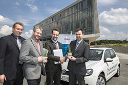 Prof. Andreas Rausch (re) als Sprecher des Promotionsprogramms E-Mobilität sowie Koordinator Christian Bartelt (li) begrüßen die Stipendiaten Wolfgang Schwedler (2.v.r.) und Christian Schmicke im Namen der NTH am 1. Juli beim Niedersächsischen Forschungszentrums Fahrzeugtechnik (NFF) vor dem MobileLifeCampus in Wolfsburg. 