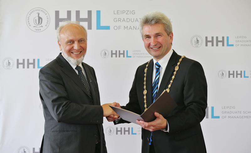 HHL verleiht Ehrendoktorwürde an Hans-Werner Sinn. Links:  Professor Dr. Dr. h.c. mult. Hans-Werner Sinn, Ordinarius für Nationalökonomie und Finanzwissenschaft an der Ludwig-Maximilians-Universität München sowie Präsident des  ifo Instituts – Leibniz-Institut für Wirtschaftsforschung an der Universität München, rechts: Prof. Dr. Andreas Pinkwart, Rektor der HHL Leipzig Graduate School of Management. Foto: HHL