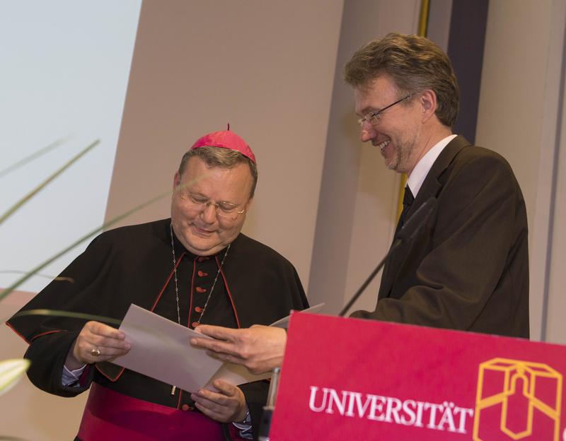 Dekan Prof. Dr. Dietrich Helms überreicht die Urkunde an Bischof Dr. Franz-Josef Bode. 