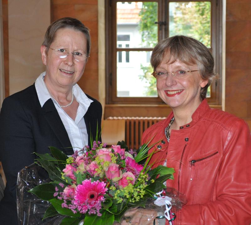 Gratulierte nach der einstimmigen Wahl im Senat: Universitätspräsidentin Prof. Dr. Ulrike Beisiegel (links). 