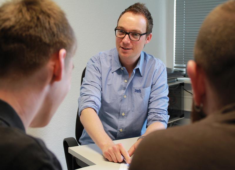 Prof. Dr. Holger Schneider (Mitte) berät Studieninteressierte: Wer Interesse an Webtechnologien hat, liegt mit einem E-Commerce-Studium genau richtig.